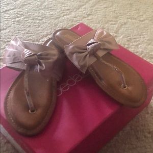 Super cute sandals/new, never worn!🎀
